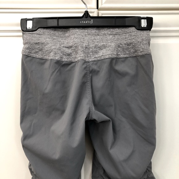 *Small flaw Ivivva by Lululemon Live to Move crop - Picture 7 of 12